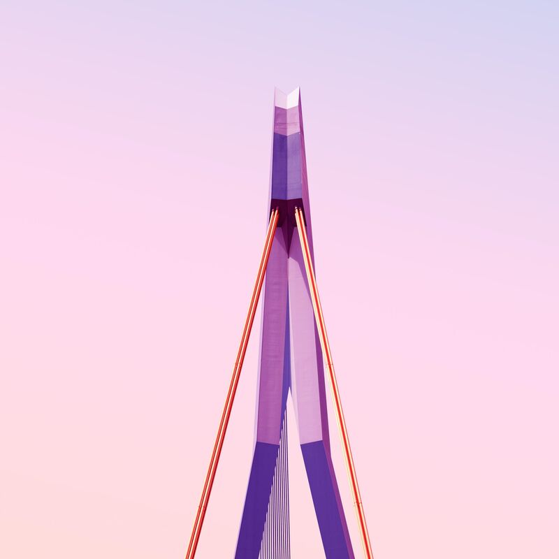 Moderne Brücke vor rosa Himmel